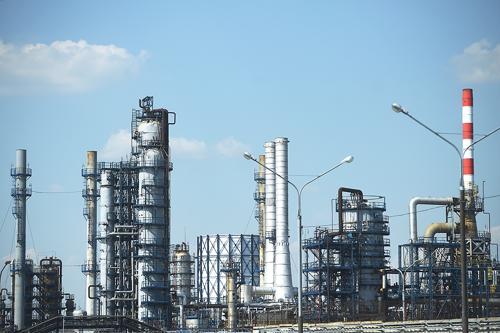 Нефтеперерабатывающий завод.