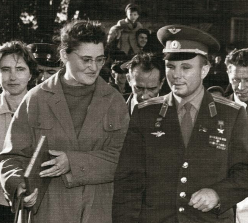 Алиса Аксенова с Юрием Гагариным в Суздале в 1963-м. Алиса Аксенова с Юрием Гагариным в Суздале в 1963-м.