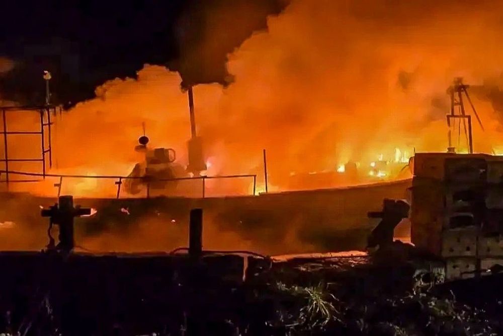 Лодка загорелась в порту Холмска. Лодка загорелась в порту Холмска.