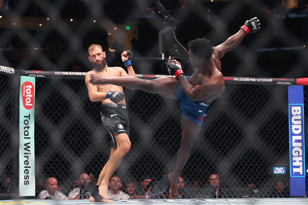 Андрей Пуляев во время боя с Дэмианом Пинасом. Андрей Пуляев во время боя с Дэмианом Пинасом.