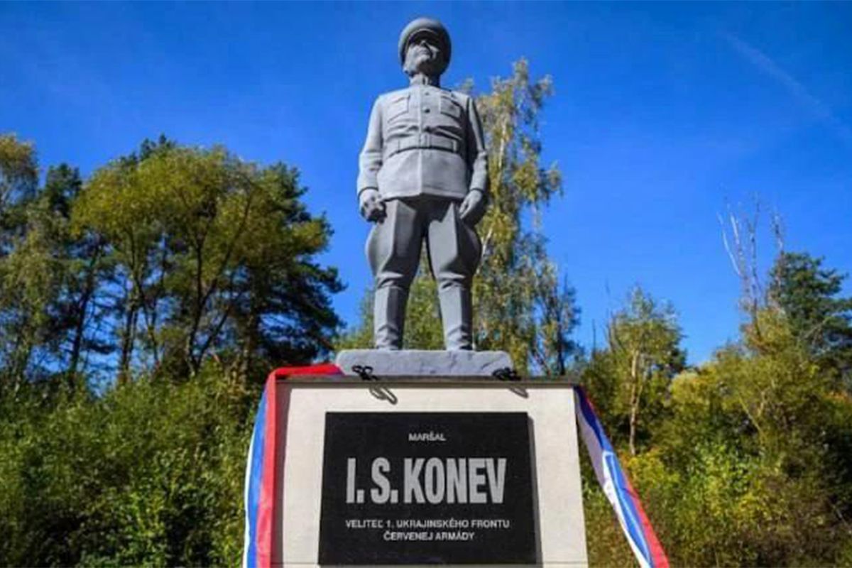 Памятник маршалу Коневу установлен у города Свидник - осенью 1944 года советские войска здесь прорвали немецкую оборону, спеша на выручку словацким повстанцам.