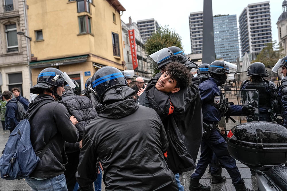 Полиция задерживает участника школьных протестов во Франции. Но молодежь это не останавливает.