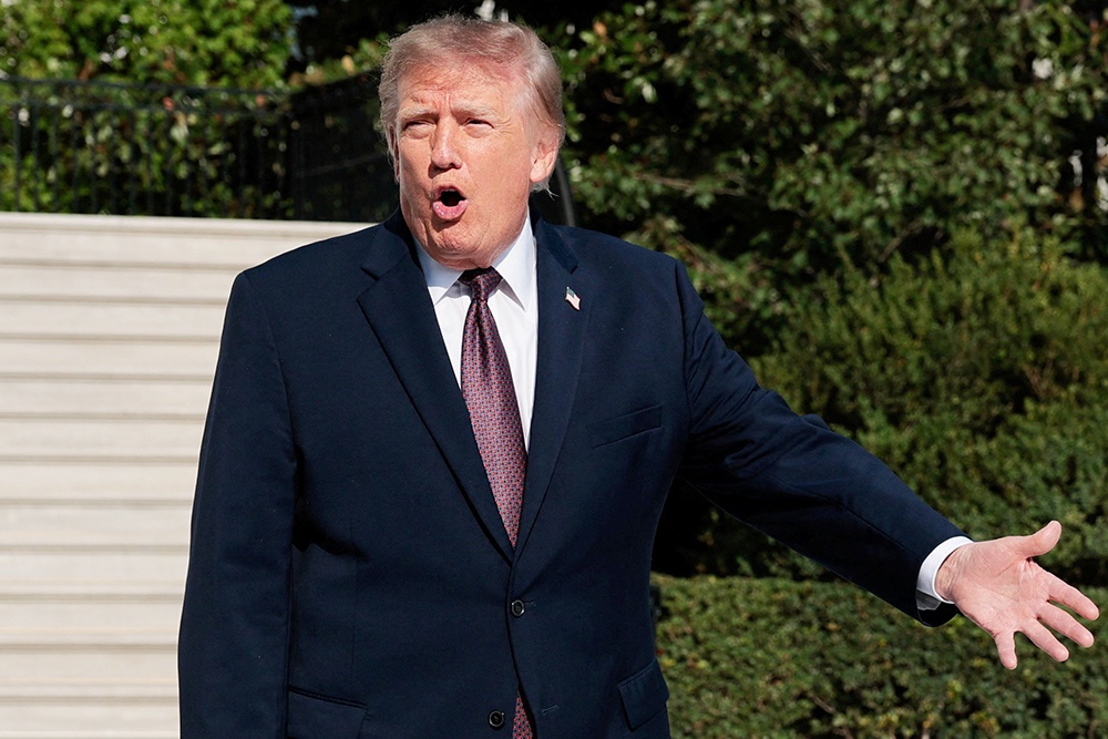 Президент США Дональд Трамп возмущенно говорит о переводе стрелок часов в США два раза в год. 