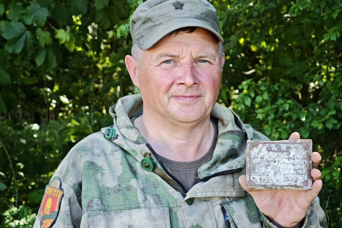 Уникальность найденного под Калининградом солдатского портсигара в том, что на его крышке выгравировано имя владельца. Уникальность найденного под Калининградом солдатского портсигара в том, что на его крышке выгравировано имя владельца.