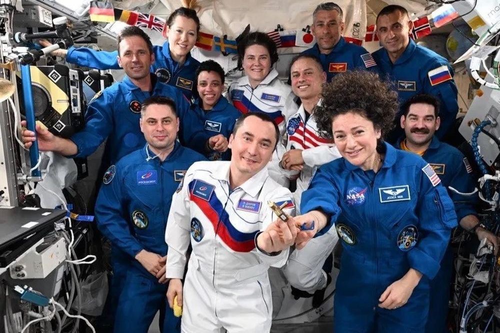В ходе церемонии Петру Дуброву передали символической ключ от станции. В ходе церемонии Петру Дуброву передали символической ключ от станции.