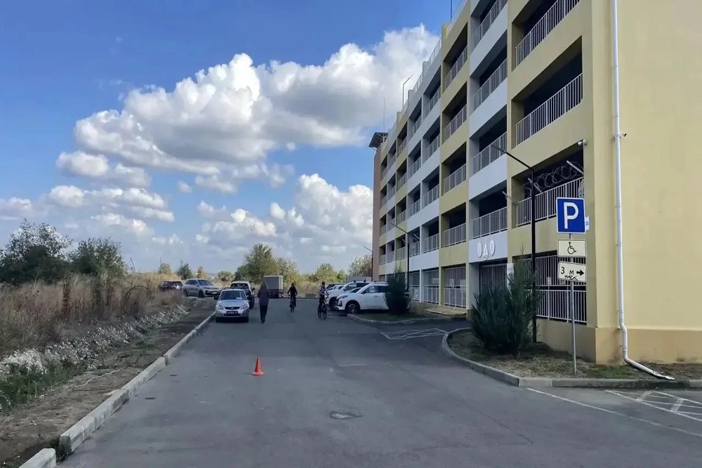 Во дворе Анапы машина сбила мальчика на велосипеде Во дворе Анапы машина сбила мальчика на велосипеде