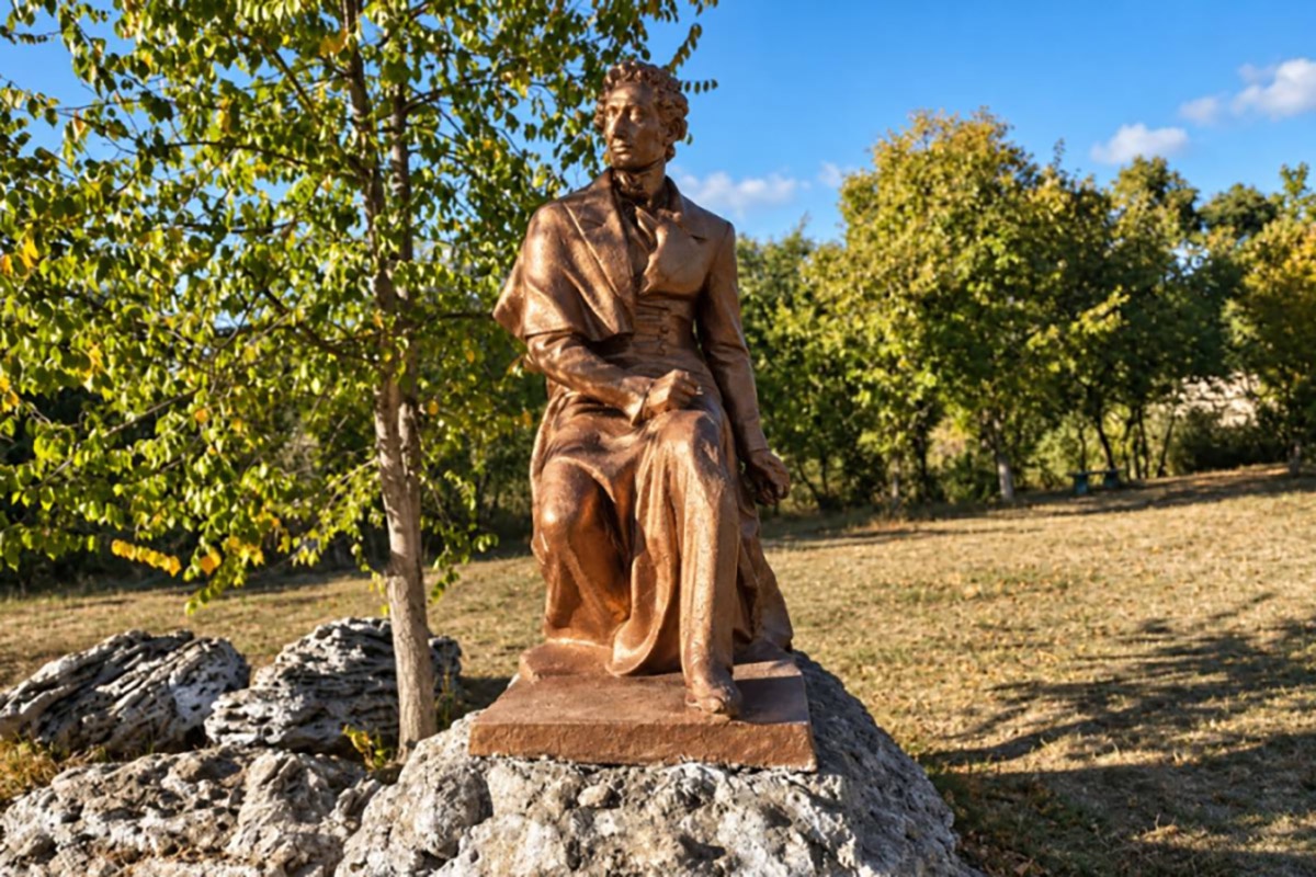 Памятник Пушкину в Одесской области, который хотели снести, отремонтировал местный житель.