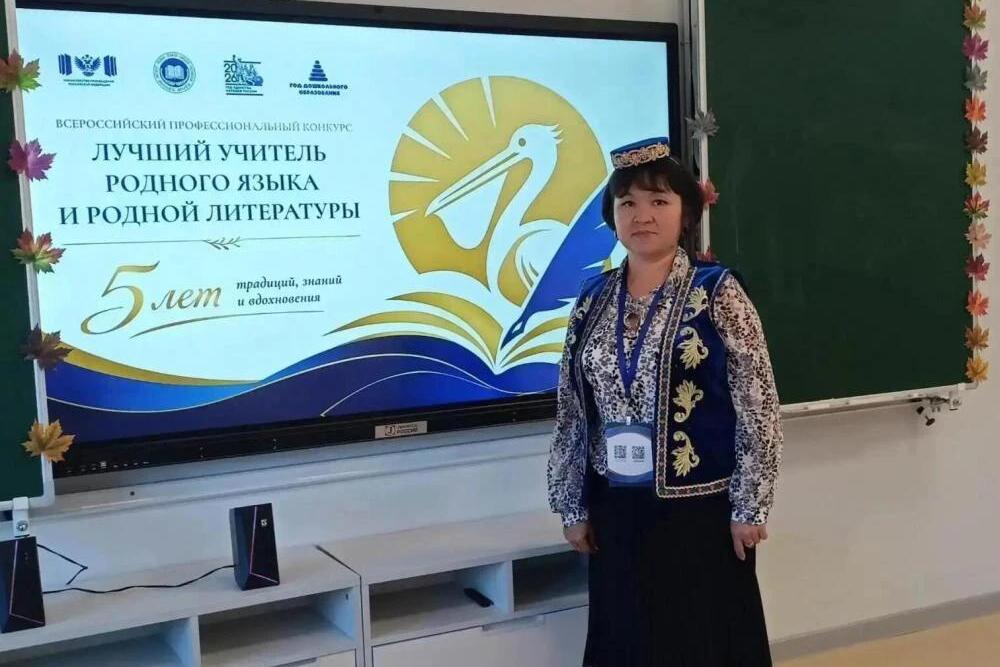 Танзиля Тимканова часто предстает перед учениками в национальных одеждах.