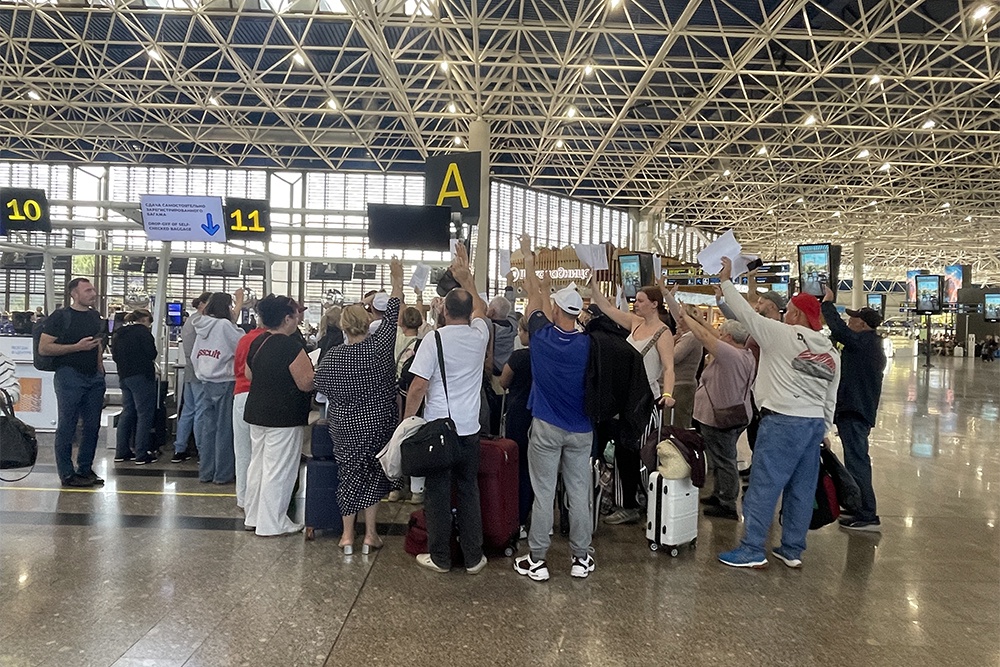 Часть рейсов в аэропорту Сочи сегодня оказались задержаны или отменены. После открытия в воздушной гавани намерены обслужить 20,5 тысячи пассажиров.