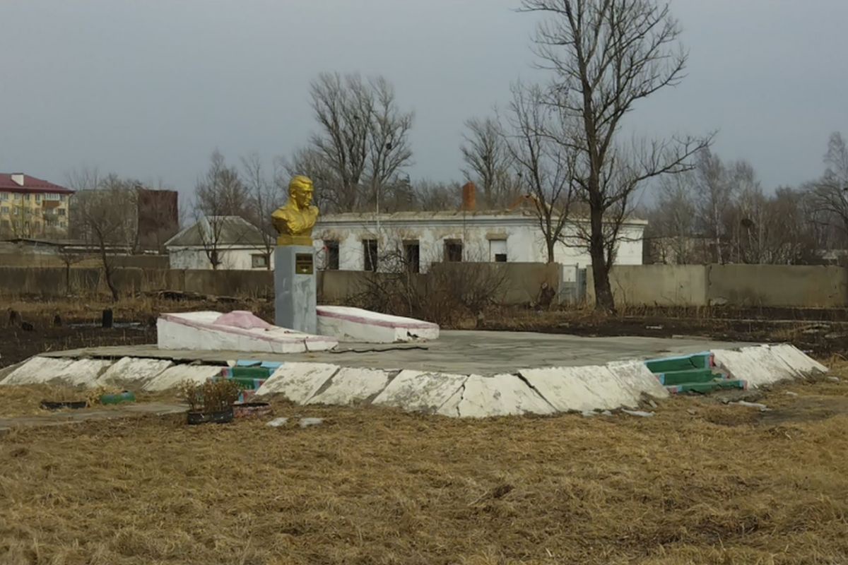 Памятник рядовому Александру Шитикову, спасшему село Воздвиженка от пожара.