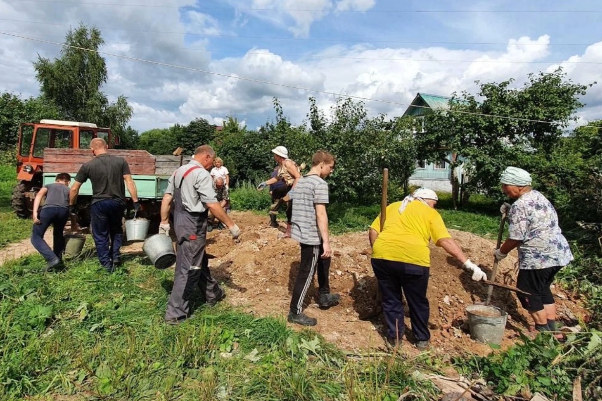 Стойкость жителей Пустого Ярославля, закаленная в борьбе с бездорожьем, воспета  и в гимне.