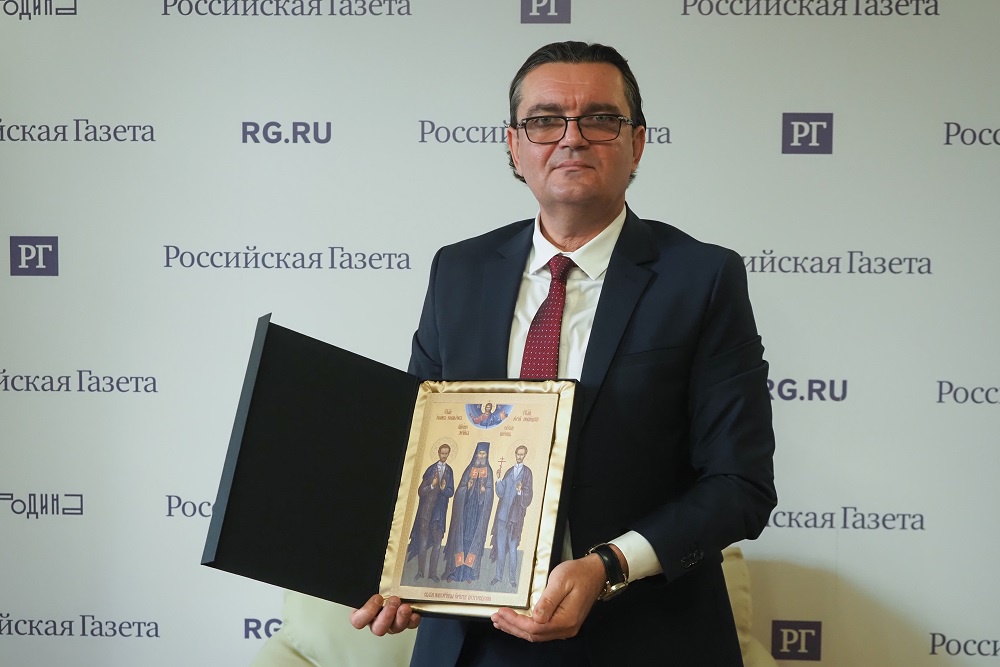 Артем Баконин передал список иконы новомучеников юристов в петербургскую редакцию "РГ".