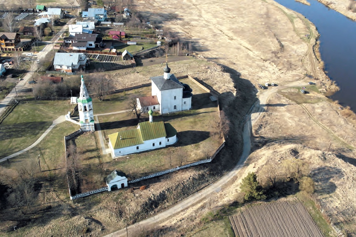 Село Кидекша. Общий вид центральной части села с церковью Бориса и Глеба и церковью Стефана. Площадка, на которой находятся храмы - часть коренной террасы р. Нерли, прорезанная оврагами.