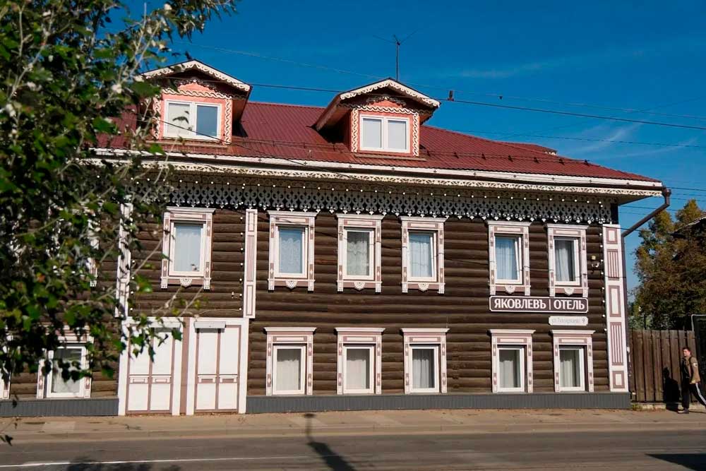 Отель "Яковлевъ" на улице Тимирязева назван в честь иркутского купца Николая Васильевича Яковлева. Дом отремонтировали в 2016 году, сохранив старинные стены.
