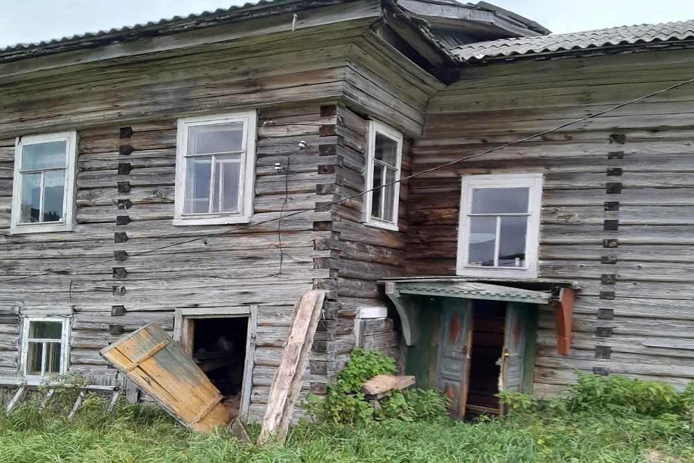 В ночь с 5 на 6 октября атаке подверглась двухэтажная поморская изба - в ней высажены двери, а внутри царит полный хаос В ночь с 5 на 6 октября атаке подверглась двухэтажная поморская изба - в ней высажены двери, а внутри царит полный хаос