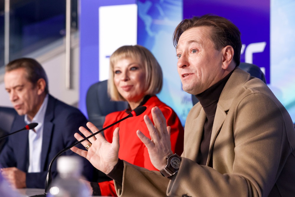 Актер Владимир Машков, руководитель проекта Анастасия Перова и художественный руководитель проекта, актер Сергей Безруков во время пресс-конференции, посвященной возрождению конкурса чтецов имени Владимира Яхонтова. Актер Владимир Машков, руководитель проекта Анастасия Перова и художественный руководитель проекта, актер Сергей Безруков во время пресс-конференции, посвященной возрождению конкурса чтецов имени Владимира Яхонтова.