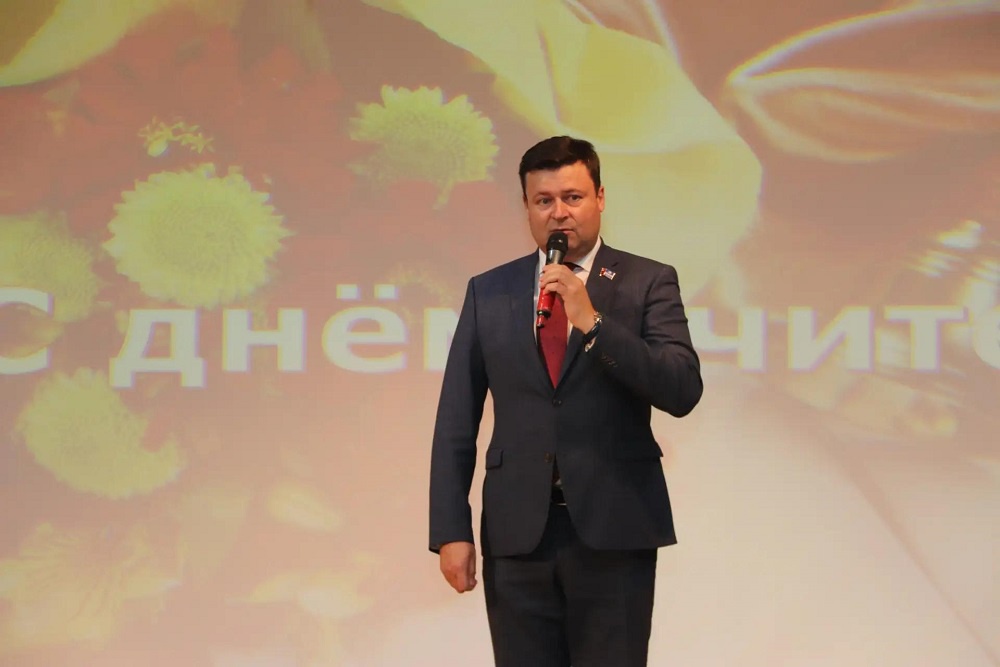 Юрий Моисеев поздравил молодых учителей Калуги с профессиональным праздником Юрий Моисеев поздравил молодых учителей Калуги с профессиональным праздником