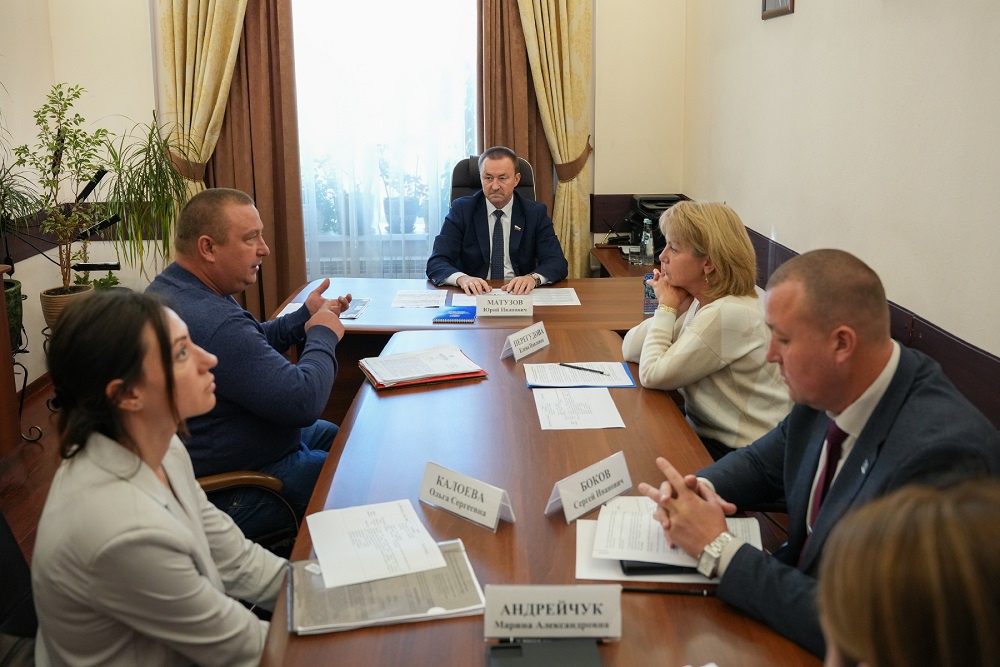 Юрий Матузов в ходе личного приема помог гражданам с решением вопросов благоустройства и городской среды
