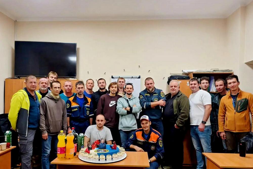 Спасенные в пещерах Крыма спелеологи пришли в гости к сотрудникам отряда "КРЫС-СПАС" со словами благодарности. Спасенные в пещерах Крыма спелеологи пришли в гости к сотрудникам отряда "КРЫС-СПАС" со словами благодарности.