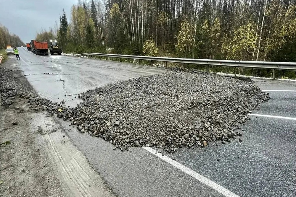 На ликвидацию глубокого карстового провала понадобились почти сутки. На ликвидацию глубокого карстового провала понадобились почти сутки.