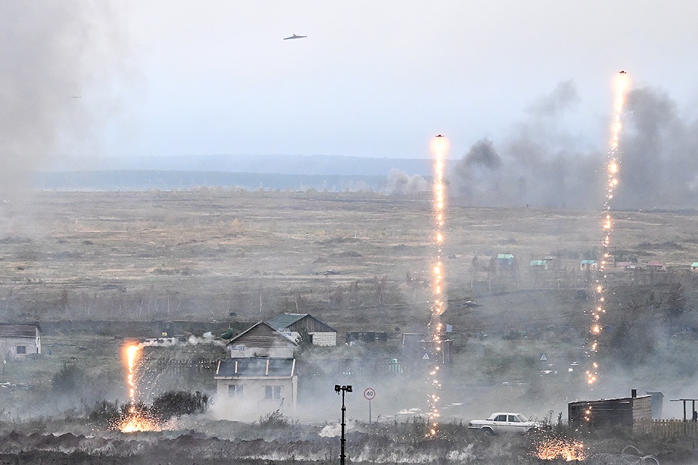 Дроны сбрасывают термические боеприпасы на учениях сил оперативного реагирования ОДКБ. Дроны сбрасывают термические боеприпасы на учениях сил оперативного реагирования ОДКБ.