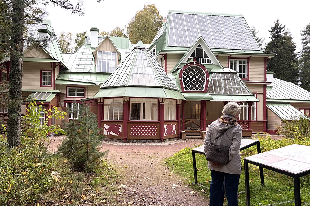 Этот дом - праздничный пряник, где много света. Таким его задумал хозяин, художник Илья Репин. 