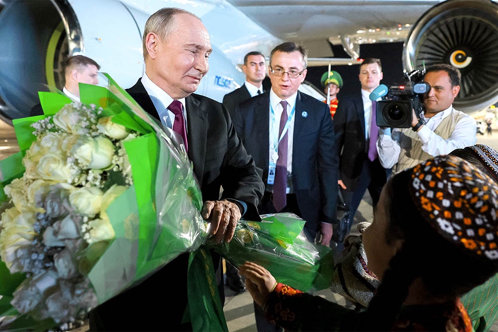 У трапа самолета Владимира Путина приветствовали дети с цветами.