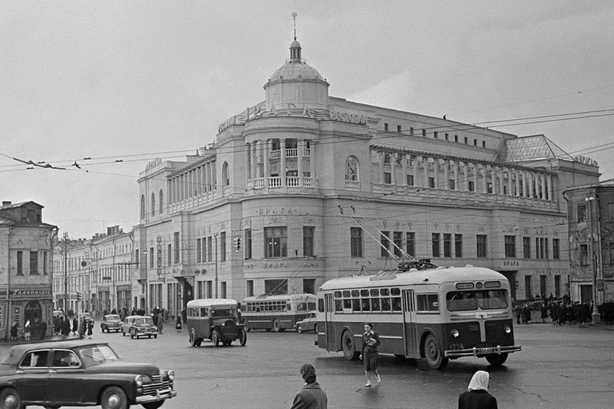 Здание ресторана "Прага" в Москве в середине 1950-х.
