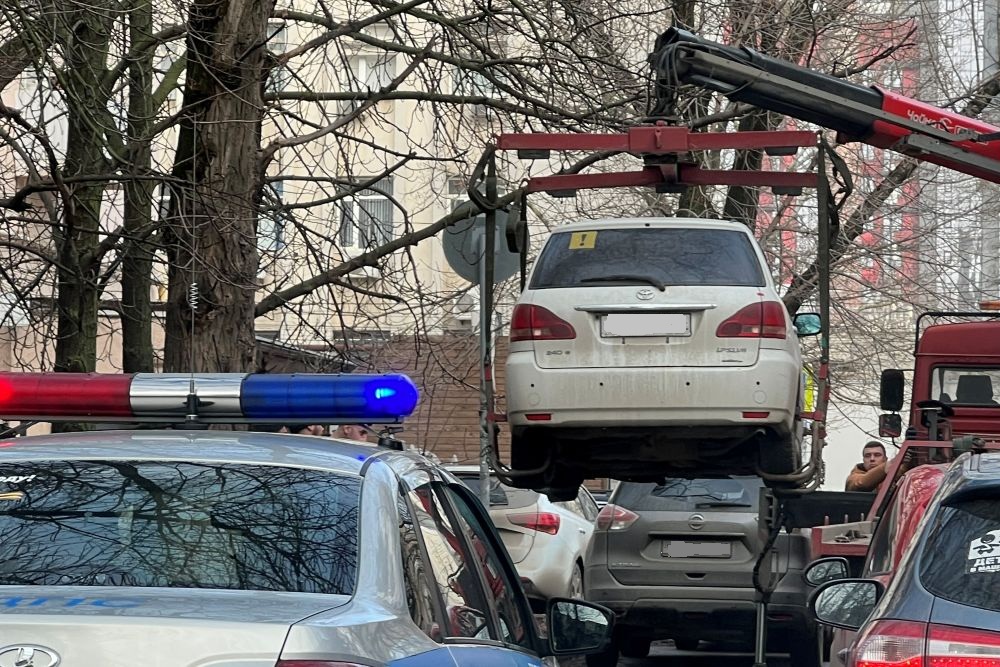 Астраханский суд обязал ИП возместить ущерб за поврежденный эвакуатором автомобиль