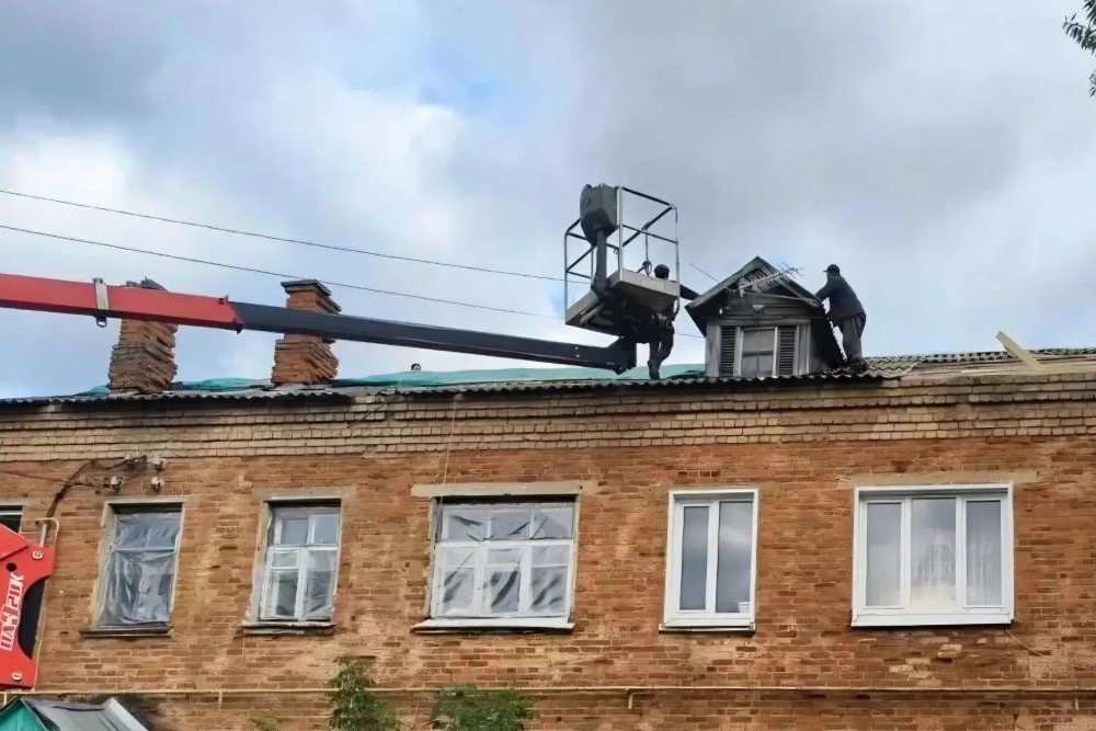 В одиннадцати домах выполнен срочный ремонт крыш.