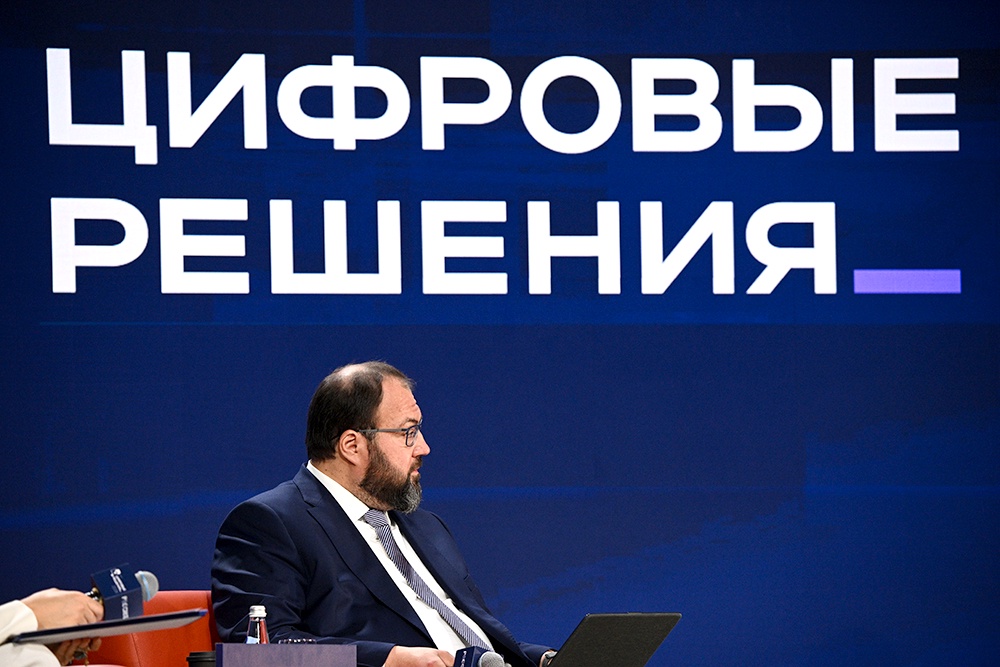 Министр цифрового развития, связи и массовых коммуникаций РФ Максут Шадаев на пленарной сессии "Связь 2026: новая архитектура российского телекома".
