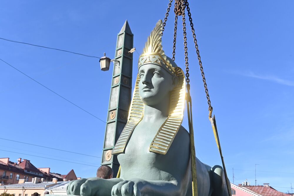 Сфинксы на Египетском мосту нуждаются в защите от "неосознанного вандализма" со стороны петербуржцев и гостей города. 