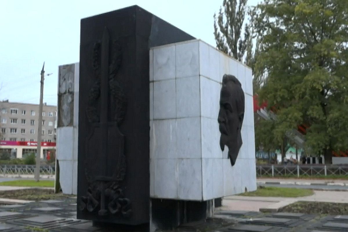 Памятник обветшал, и даже немного наклонился.