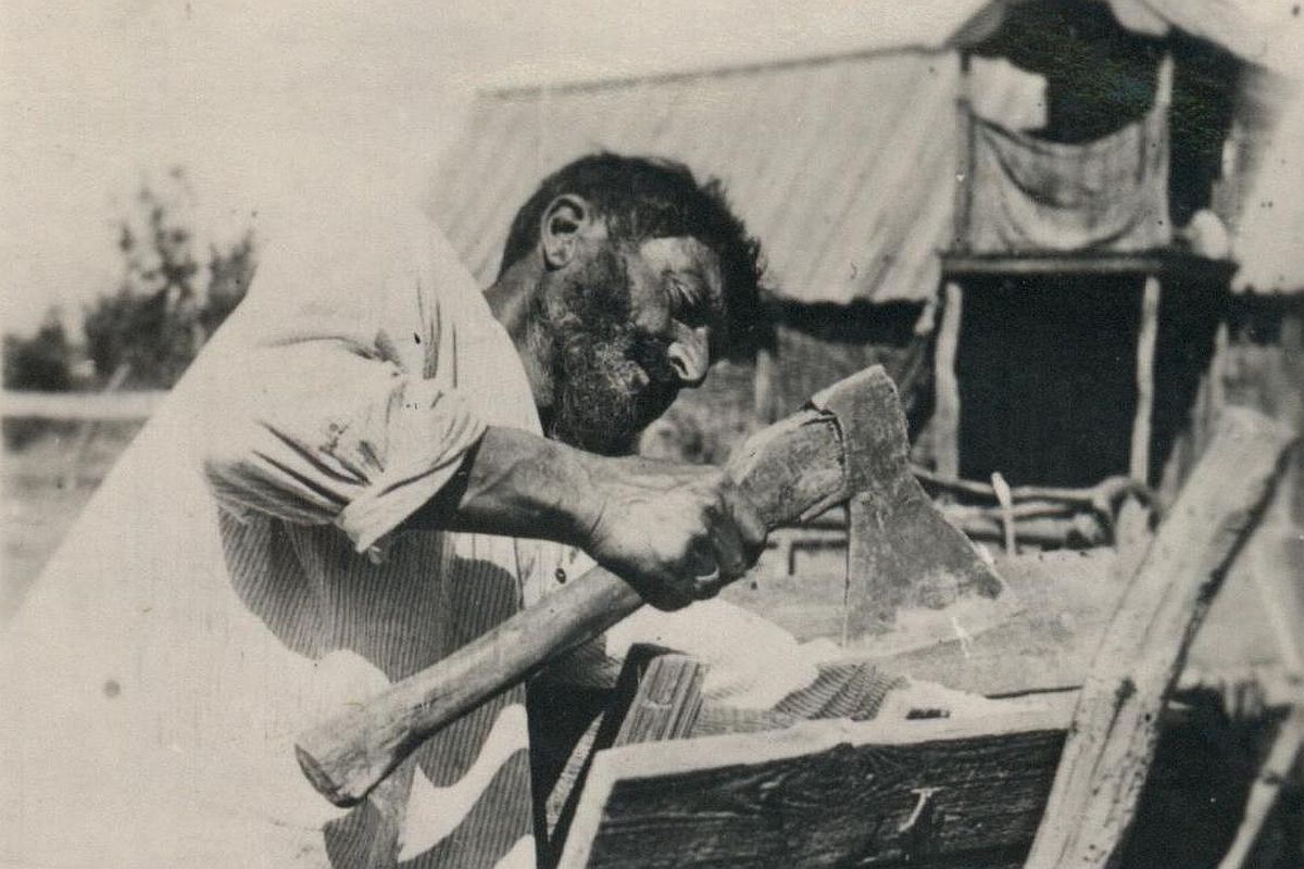 Ремонт арбы в цыганском колхозе "Цыганская заря", 1930-е годы. Краснослободкий (Сталинградский) район Нижневолжского края. Автор съемки А. Маклецов. Ремонт арбы в цыганском колхозе "Цыганская заря", 1930-е годы. Краснослободкий (Сталинградский) район Нижневолжского края. Автор съемки А. Маклецов.