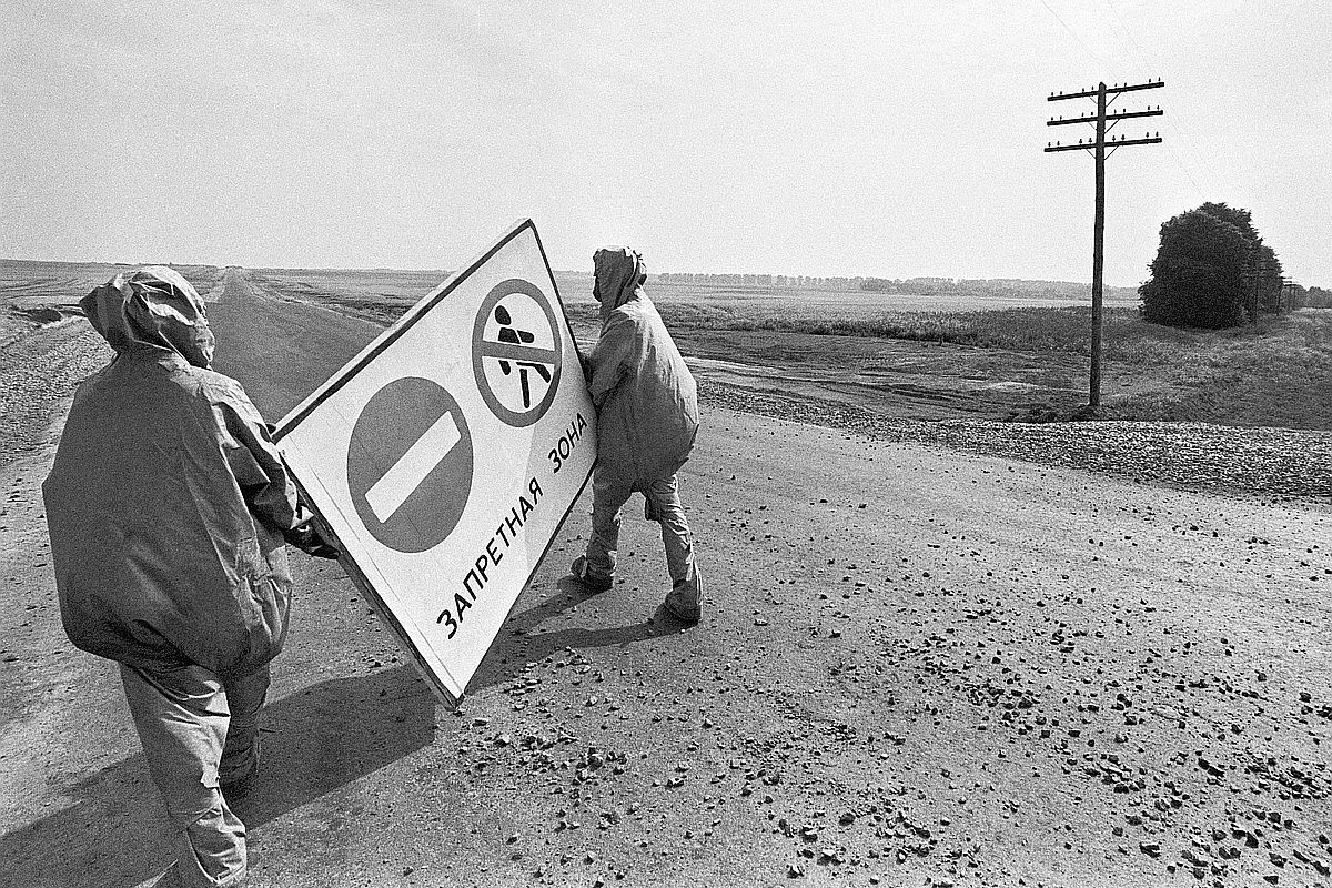 "Горячие частицы", выброшенные взрывом в воздух 40 лет назад, осели в верхнем слое почвы. Они опасны и сегодня. На фото: специалисты выставляют заграждения в районе катастрофы 27 апреля 1986 года.
