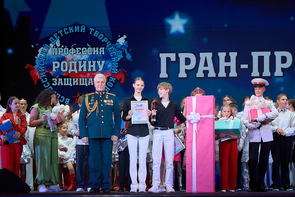 Работы участников конкурса оценивались в трех номинациях: вокальное мастерство, декоративно-прикладное творчество и изобразительное искусство.