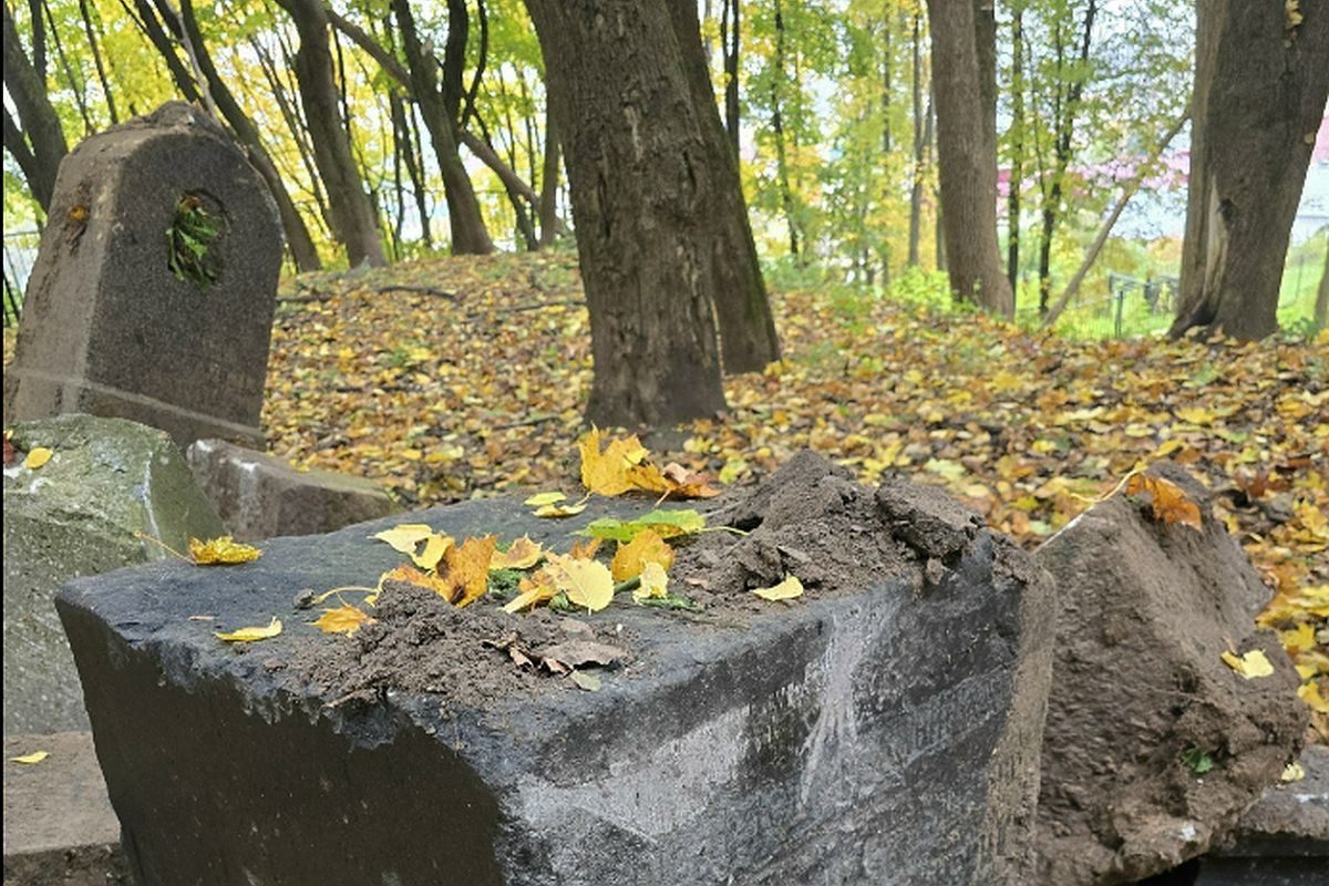 Уцелевшие надгробия свалили в кучу.