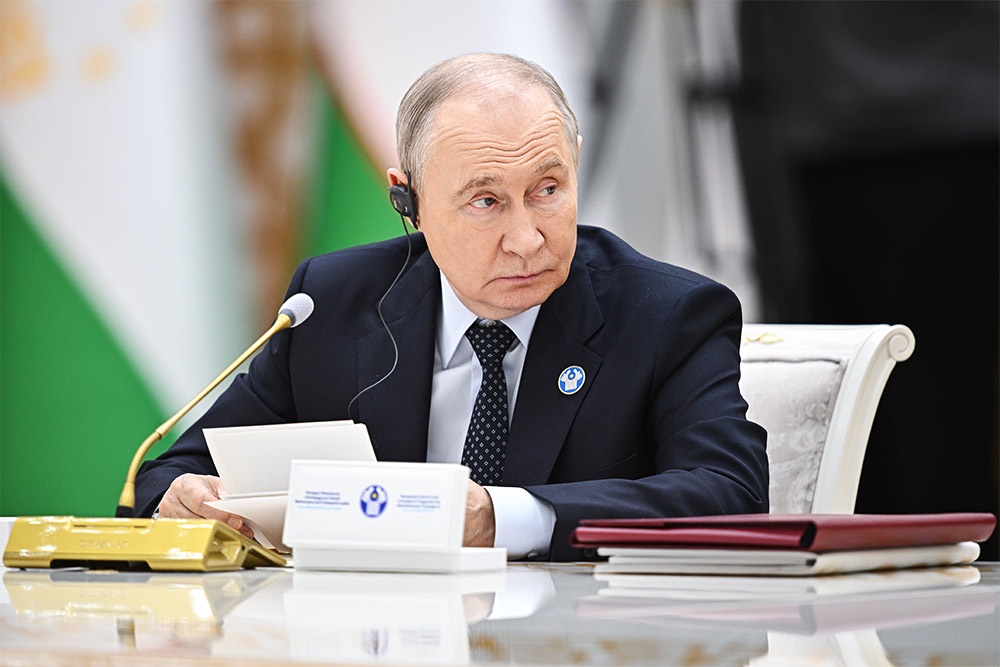Владимир Путин во время саммита Совета глав государств-участников СНГ в расширенном составе. Владимир Путин во время саммита Совета глав государств-участников СНГ в расширенном составе.