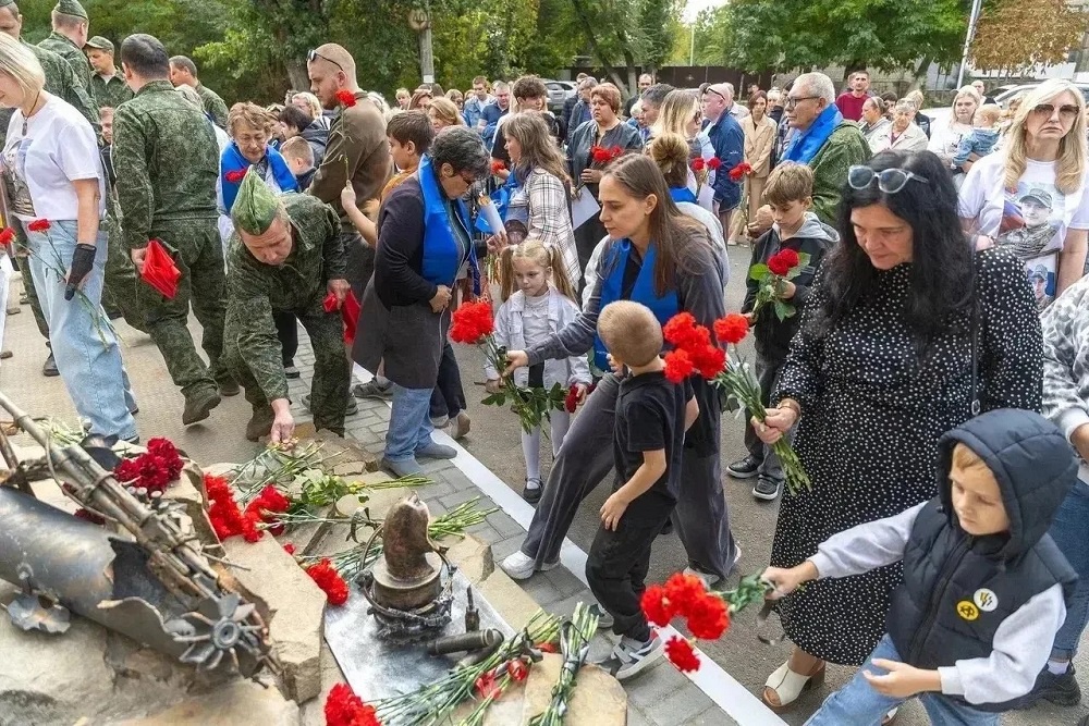 Среди тех, кто пришел почтить память погибших бойцов, было немало молодых таганрожцев, которые пришли с детьми. Среди тех, кто пришел почтить память погибших бойцов, было немало молодых таганрожцев, которые пришли с детьми.