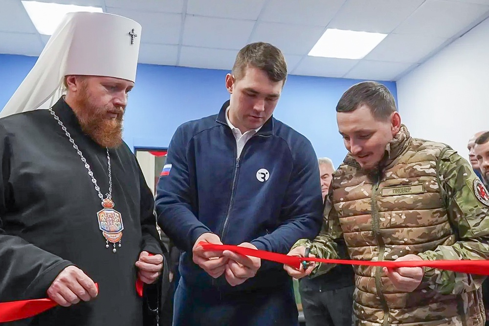 Экс-чемпион мира Марк Петровский и Сергей Ситников (справа) на открытии нового клуба "Пионер".