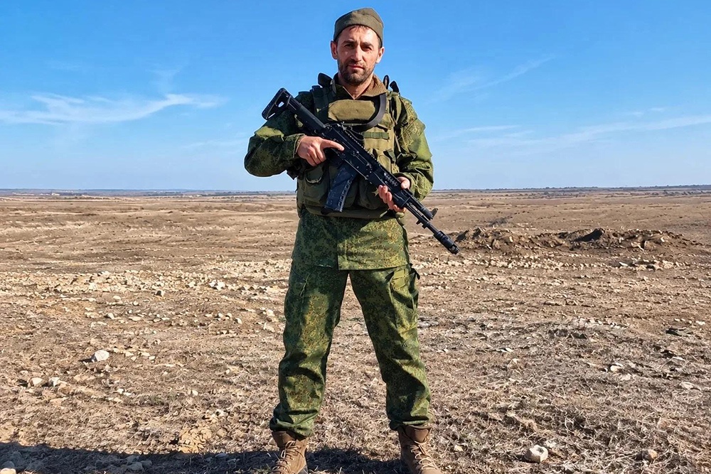 Действия Алима Батырова заставили думать штаб ВСУ, что в районе действуют подразделения спецназа, на их поиски выслали две штурмовые группы. Действия Алима Батырова заставили думать штаб ВСУ, что в районе действуют подразделения спецназа, на их поиски выслали две штурмовые группы.