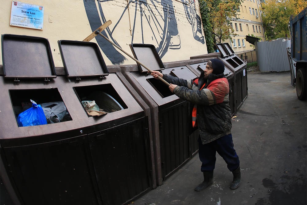 Попавший в обычный контейнер строительный мусор портит вторсырье. Попавший в обычный контейнер строительный мусор портит вторсырье.