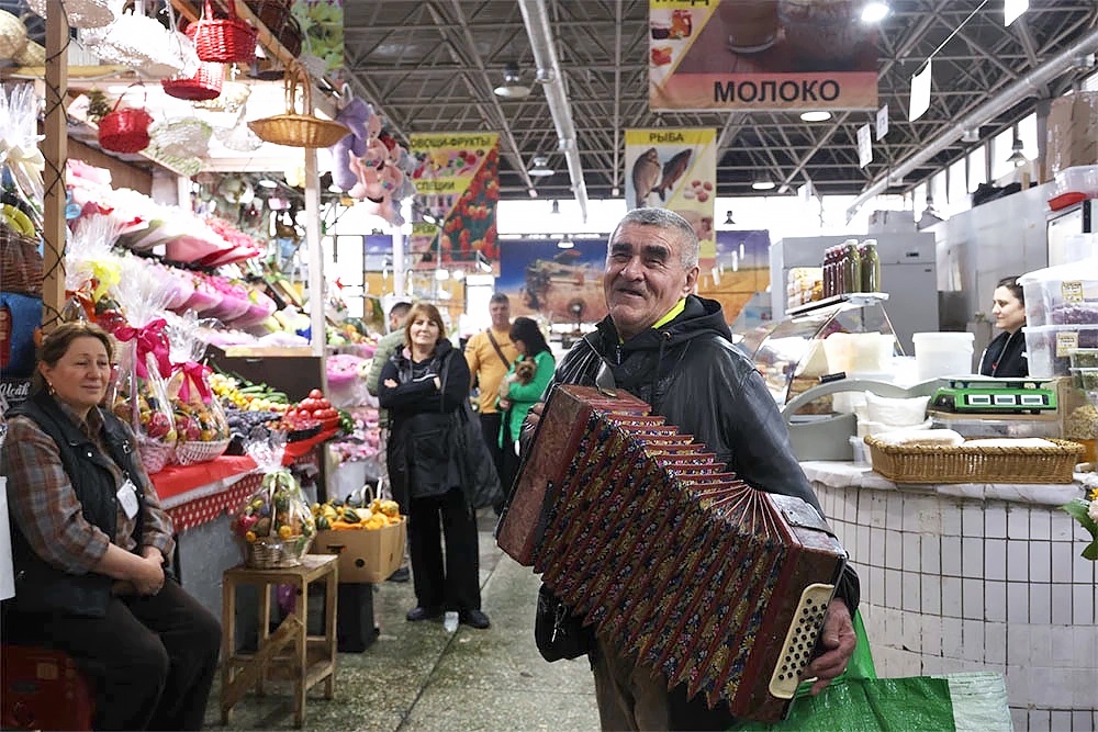 Сейчас на рынке торгуют не только цветами, но и овощами, фруктами, сырами и другими продуктами.