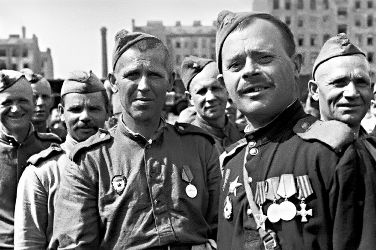 Демобилизованные воины-победители. На первом плане (справа) - гвардии рядовой 65 гсп 22 гсд Филипп Григорьевич Вадюхин, ветеран трех войн. В годы Великой Отечественной войны был четыре раза ранен и четырежды награжден: двумя орденами, Красной Звезды и Славы III степени, и двумя медалями "За отвагу". Ленинград. 12 июля 1945 года.