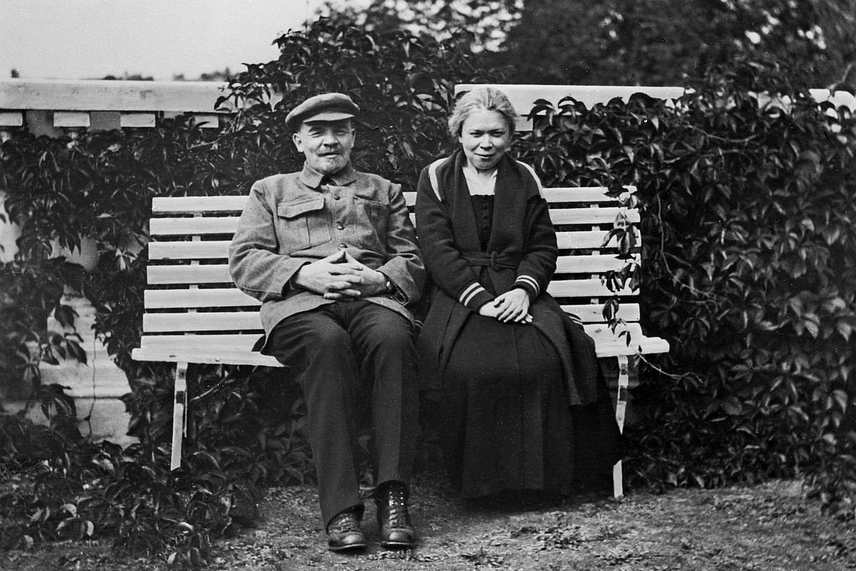 Владимир Ильич Ленин с сестрой Марией Ильиничной Ульяновой в Горках. 1922 горках.