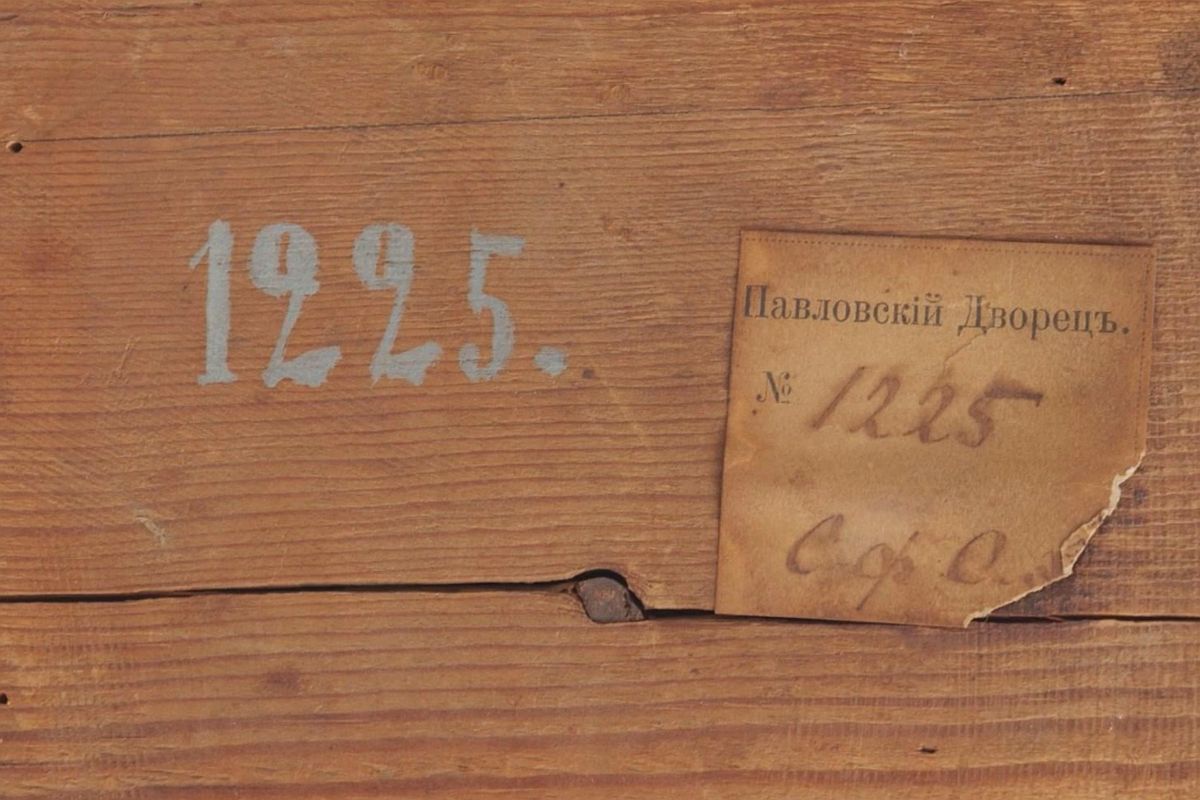 Бумажная этикетка и соответствующая надпись на тыльной стороне столешницы - "подсказка", которая помогла опознать шедевр Павловского дворца. Бумажная этикетка и соответствующая надпись на тыльной стороне столешницы - "подсказка", которая помогла опознать шедевр Павловского дворца.