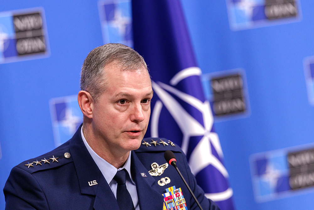 Командующий Европейским командованием вооруженных сил США и верховный главнокомандующий силами НАТО в Европе Алексус Гринкевич. Командующий Европейским командованием вооруженных сил США и верховный главнокомандующий силами НАТО в Европе Алексус Гринкевич.