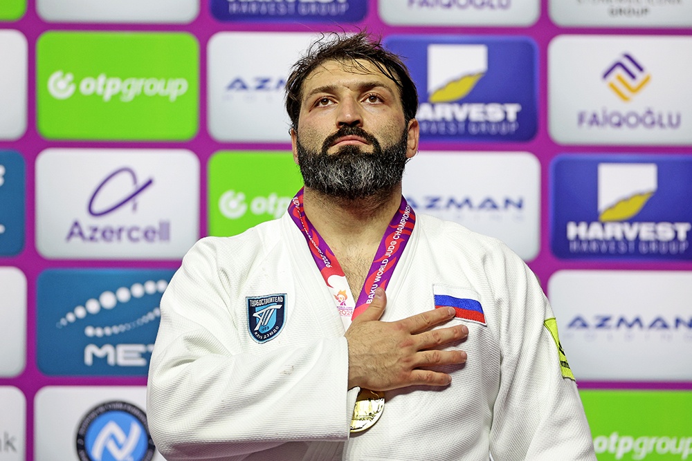 Чемпионат мира по дзюдо. Мужчины свыше 100 кг. Инал Тасоев (Россия) (золото) на церемонии награждения. Чемпионат мира по дзюдо. Мужчины свыше 100 кг. Инал Тасоев (Россия) (золото) на церемонии награждения.