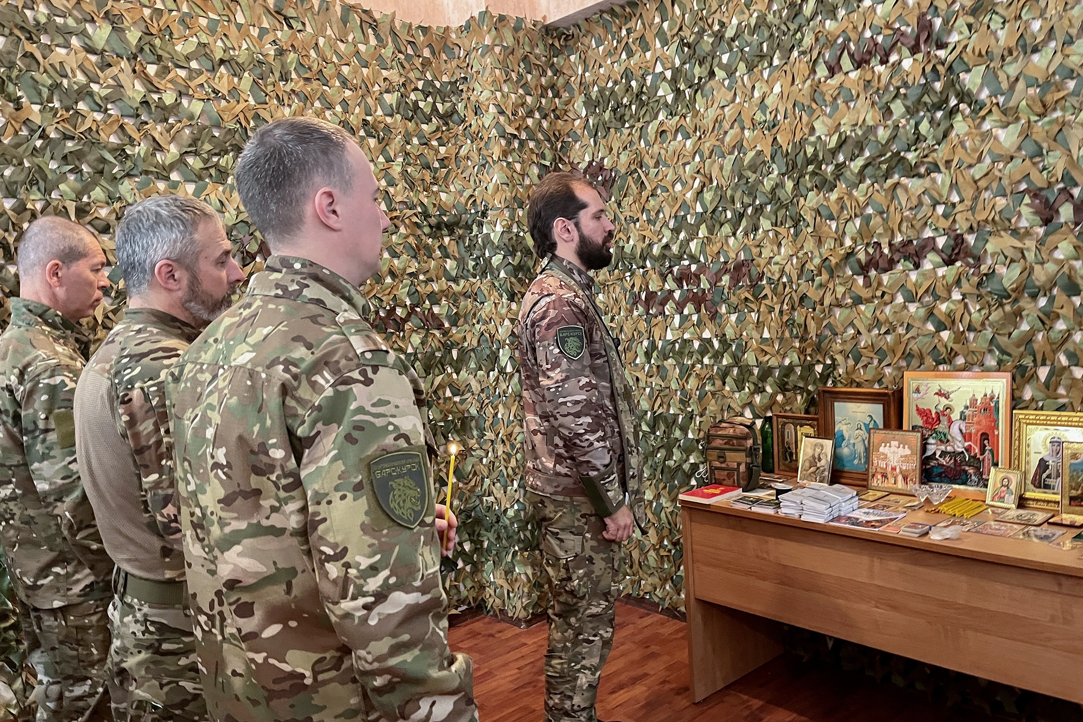 Священник и бойцы вместе на молитве. Отец Иаков просит у Господа защиты для воинов. Священник и бойцы вместе на молитве. Отец Иаков просит у Господа защиты для воинов.