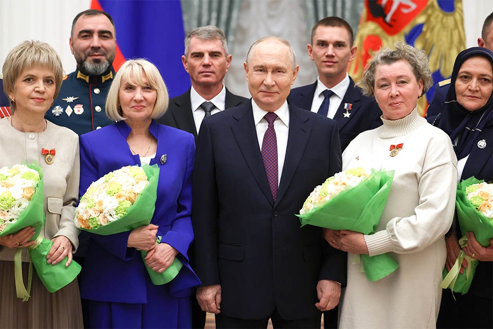 В День учителя Владимир Путин в Кремле наградил педагогов, воспитавших участников СВО.